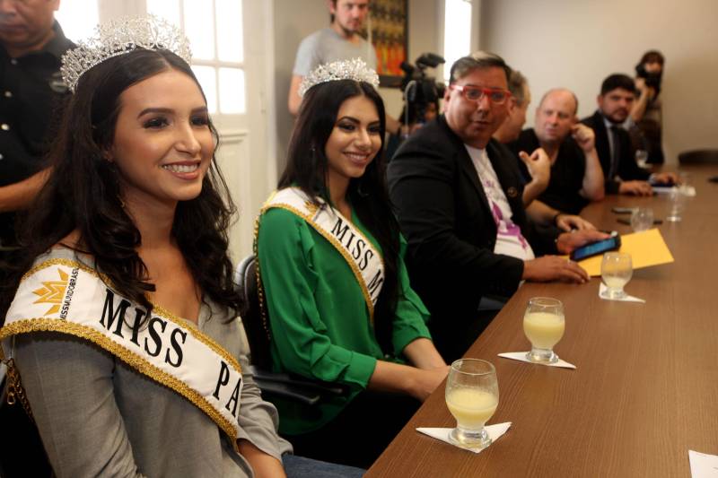 Há seis anos, o combate à hanseníase é a causa escolhida pela organização do Concurso Miss Mundo para ser trabalhada pelas eleitas no certame de beleza. A atual dona da coroa, a indiana Manushi Chhillar, e a atual Miss Brasil Mundo, Gabrielle Vilela, foram recebidas na manhã desta sexta-feira (20), em agenda institucional, pelo governador Simão Jatene e o secretário de Estado de Saúde Pública, Vitor Mateus. A comitiva está em Belém para a promoção de ações sociais de combate à doença. O encontro ocorreu no Palácio do Governo, na capital paraense. A programação do “Beleza com Propósito” no Brasil integra encontros com governantes e autoridades de outros Estados da Federação. Durante a semana, a comitiva foi recebida em São Paulo, no Palácio dos Bandeirantes, onde deu início à campanha do agasalho. Também foi a Brasília apoiar a Associação de Pais e Amigos dos Excepcionais do Distrito Federal (Apae-DF), sendo recebida pelo governador do Distrito Federal, Rodrigo Rollemberg.
FOTO: SIDNEY OLIVEIRA / AG. PARÁ
DATA: 20.04.2018
BELÉM - PARÁ <div class='credito_fotos'>Foto: Sidney Oliveira/Ag. Pará | <a href='/midias/2018/originais/d0dde6c4-a697-4c94-986e-f89f35547a9a.jpg' download><i class='fa-solid fa-download'></i> Download</a></div>