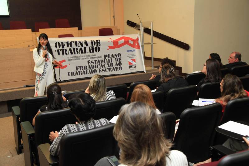 O segundo dia da Oficina de Trabalho da Comissão Estadual de Erradicação ao Trabalho Escravo (Coetrae) ocorreu na manhã desta quinta-feira, 26, no Auditório Aluysio Chaves, no Tribunal Regional do Trabalho da 8° Região, em Belém. A coordenadora do programa “Escravo Nem Pensar” da ONG Repórter Brasil, Natália Suzuki (foto), participou do segundo dia da oficina mostrando o trabalho do projeto realizado no Estado em parceria com a Sejudh
FOTO: WAGNER ALMEIDA / ASCOM SEJUDH
DATA: 26.04.2018
BELÉM - PARÁ <div class='credito_fotos'>Foto: Wagner Almeida/ Ascom Sejudh | <a href='/midias/2018/originais/d0ed9dd3-c43e-4deb-96fa-0f2fa9475444.jpg' download><i class='fa-solid fa-download'></i> Download</a></div>