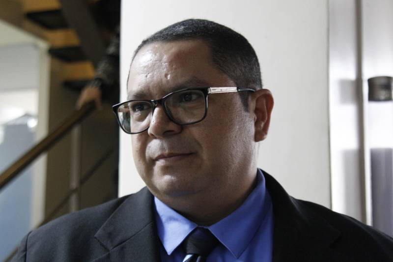 A Superintendência do Sistema Penitenciário do Estado (Susipe), por meio da Escola de Administração Penitenciária (EAP), promoveu, nesta quinta-feira (1), um workshop para discutir as diretrizes do monitoramento eletrônico no Pará. Atualmente, o Estado tem um total de 1.558 presos monitorados com uso da tornozeleira eletrônica, sendo 205 do sexo feminino e 1.353 do sexo masculino. O evento aconteceu no auditório da Ordem dos Advogados (OAB) seção Pará, em Belém, e contou com a presença de membros do Tribunal de Justiça, Ministério Público, Defensoria Pública, Polícias Militar e Civil, OAB, servidores do Núcleo Gestor de Monitoramento Eletrônico (NGME), da Diretoria de Execução Criminal (DEC) e Diretoria de Administração Penitenciária (DAP) da Susipe, além de estudantes e demais profissionais. O objetivo do workshop foi promover o debate sobre os serviços de monitoração eletrônica, assegurando o acompanhamento adequado na garantia do cumprimento da pena, além de promover a trocas de saberes e parcerias. Na foto, Robervaldo Araújo, diretor do NGME.
FOTO: AKIRA ONUMA / ASCOM SUSIPE
DATA: 01.03.2018
BELÉM - PARÁ <div class='credito_fotos'>Foto: Akira Onuma / Ascom Susipe | <a href='/midias/2018/originais/d0f5b1bd-e01f-48e1-8963-7976e7c3cbfd.jpg' download><i class='fa-solid fa-download'></i> Download</a></div>