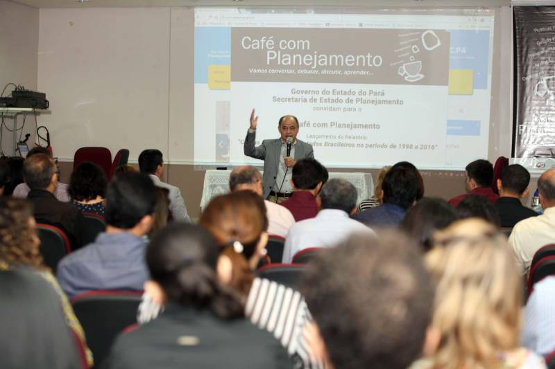 Um extenso relatório sobre as contas públicas do Pará, e das demais unidades da Federação, abrangendo o período de 1998 a 2016, foi lançado na manhã desta quinta-feira (1ª) durante o Café com Planejamento, ação mensal de formação continuada, realizada pela Secretaria de Estado de Planejamento (Seplan) para servidores públicos, mas também aberta a demais interessados. O estudo, que contém dados e informações sobre as contas públicas, visa atender à constante demanda dirigida à Diretoria de Estatística da Fundação Amazônia de Amparo a Estudos e Pesquisas (Fapespa), por diferentes grupos sociais. Na foto, o titular da Seplan, José Alberto Colares.
FOTO: RODOLFO OLIVEIRA / AG. PARÁ
DATA: 01.03.2018
BELÉM - PARÁ <div class='credito_fotos'>Foto: Rodolfo Oliveira/Ag. Pará | <a href='/midias/2018/originais/d0fc87da-5e84-410d-ad92-7afea9a36688.jpg' download><i class='fa-solid fa-download'></i> Download</a></div>