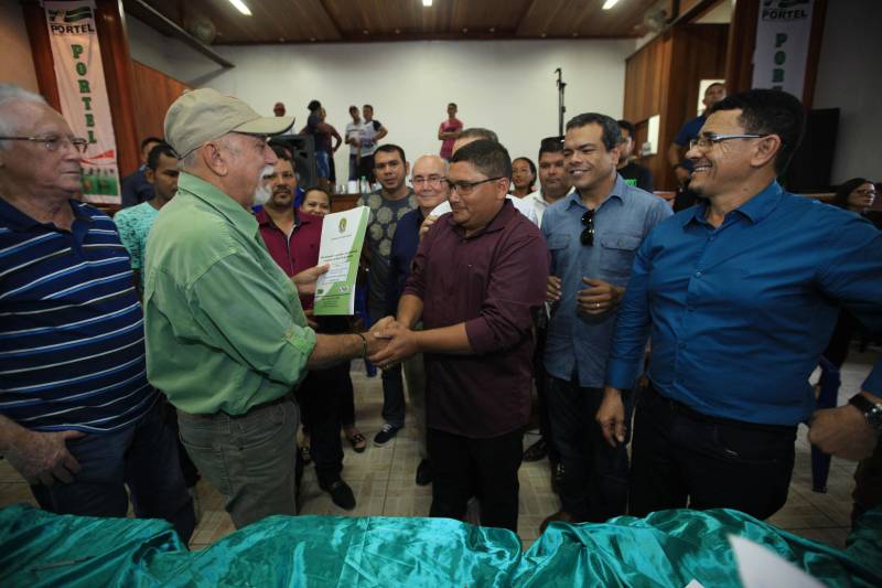 O produtor rural Nilson Corrêa da Silva, 23 anos, mora na comunidade Santo Ezequiel Moreno e produz alimentos em 700 hectares de terra na agrovila Acutipereira, no município de Portel, no arquipélago do Marajó. Mesmo morando e produzindo alimentos na comunidade, ele não possuía título de propriedade de terra. Para beneficiar produtores como Nilson, o governador Simão Jatene entregou, na manhã desta sexta-feira (23), títulos coletivos que beneficiaram mais de mil famílias. Os títulos também beneficiaram comunidades remanescentes de quilombos e povos tradicionais do município marajoara. O Pará foi o Estado que mais titulou áreas em prol dos remanescentes de quilombos no Brasil. Das 170 comunidades tituladas no país, 62 estão no Pará, sendo que destas 53 foram tituladas pelo Instituto de Terras do Pará (Iterpa).

FOTO: MÁCIO FERREIRA / AG. PARÁ
DATA: 23.03.2018
PORTEL - PARÁ <div class='credito_fotos'>Foto: MÁCIO FERREIRA/ AG. PARÁ   |   <a href='/midias/2018/originais/d108dbde-69e0-4d05-a988-5f1d1acd50a4.jpg' download><i class='fa-solid fa-download'></i> Download</a></div>