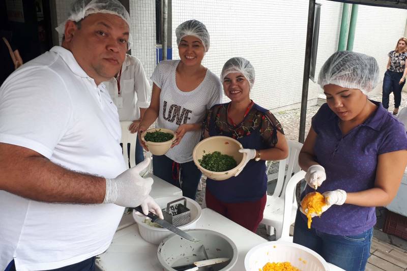 A campanha “Salvar Vidas Está no Meu Sangue”, promovida pelo Centro de Hemoterapia e Hematologia do Pará (Hemopa), que começou dia 24 deste mês, será encerrada neste sábado, 1° de dezembro, com programação especial que contará com sanduíche personalizado em homenagem ao doador de sangue, abraço simbólico ao prédio do hemocentro e campanha interna com jovens e pais do projeto “Escola da Vida” do Corpo de Bombeiros do Pará. Tudo será realizado ao longo do dia, de 7h30 às 17h.

FOTO: ASCOM HEMOPA
DATA: 30.11.2018
BELÉM - PARÁ <div class='credito_fotos'>Foto: Ascom Hemopa   |   <a href='/midias/2018/originais/d108f3db-58a9-4263-afd3-c96cdedb4bdc.jpg' download><i class='fa-solid fa-download'></i> Download</a></div>