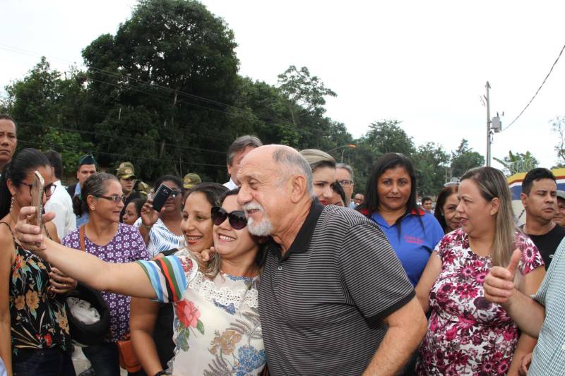 Um painel, no pátio da Escola Estadual de Ensino Médio Ruth Guimarães Ferreira, no distrito de Murinim, em Benevides, mostra 16 alunos da unidade aprovados nos últimos vestibulares. Desses, 12 irão estudar na Universidade Federal do Pará (UFPA). São os primeiros resultados de um processo que começou há nove meses, quando a escola entrou em reforma e ampliação. A nova “Ruth Guimarães Ferreira” foi entregue oficialmente nesta segunda-feira, 26, pelo governador Simão Jatene. Reformada e ampliada, a escola tem agora seis salas de aula; quatro laboratórios (multiuso, multidisciplinar, informática e de leitura); cozinha; refeitório e dispensa; quadra poliesportiva, vestiários feminino e masculino; área de convivência; sala para Atendimento Educacional Especializado (AEE) e acessos para pessoas com deficiência. Espaços de sobra para seus 892 alunos, distribuídos em três turnos do Ensino Médio. A obra custou R$ 2,446 milhões.
FOTO: CRISTINO MARTINS / AG. PARÁ
DATA: 26.03.2018
BENEVIDES - PARÁ <div class='credito_fotos'>Foto: Cristino Martins/Ag. Pará | <a href='/midias/2018/originais/d109c3c9-fa97-4c10-b722-9f81f0973579.jpg' download><i class='fa-solid fa-download'></i> Download</a></div>