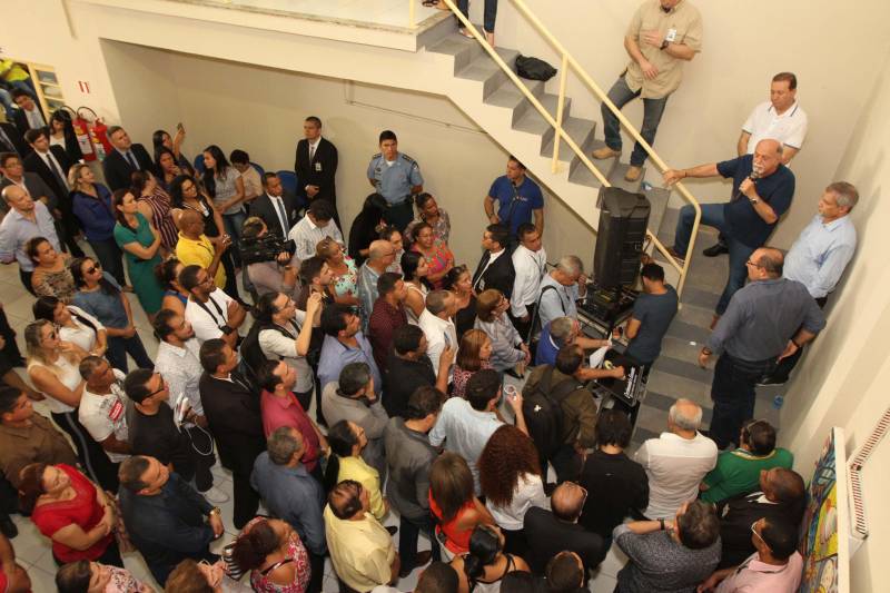 Sempre que algum caso ligado à segurança envolvendo crianças ou adolescentes acontecia em Ananindeua, Marituba ou municípios vizinhos, os agentes eram obrigados a se deslocar ate Belém. Os municípios da Região Metropolitana não dispunham de uma unidade da Data, Divisão de Atendimento ao Adolescente. E nesta quarta-feira, 30, esse problema acabou. O Governo do Pará inaugurou as novas instalações da 2ª Data do Pará, na Rodovia Mario Covas, em Ananindeua. Vinculada à Diretoria de Atendimento a Grupos Vulneráveis, a unidade terá circunscrição em Ananindeua, Marituba, Benevides e Santa Bárbara do Pará. 

FOTO: CRISTINO MARTINS / AG. PARÁ
DATA: 30.05.2018
 <div class='credito_fotos'>Foto: Cristino Martins/Ag. Pará   |   <a href='/midias/2018/originais/d10e3ceb-53fb-478a-987d-4b349c06f7a9.jpg' download><i class='fa-solid fa-download'></i> Download</a></div>