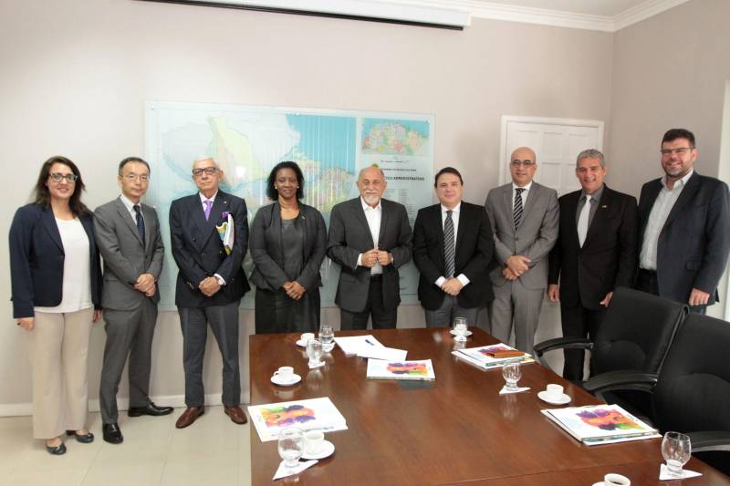 O governador Simão Jatene vai receber, no próximo dia 22, a Comenda do Mérito Consular João Clemente Baena Soares, a maior premiação ofertada pela Associação do Corpo Consular no Estado do Pará (ACCP). O convite foi entregue ao governador nesta quinta-feira (15) por sete integrantes do Corpo Consular, no Palácio do Governo.
FOTO: CRISTINO MARTINS / AG. PARÁ
DATA: 15.02.2018
BELÉM - PARÁ <div class='credito_fotos'>Foto: Cristino Martins/Ag. Pará | <a href='/midias/2018/originais/d11359e3-9291-4bc5-9f44-53e38eb69255.jpg' download><i class='fa-solid fa-download'></i> Download</a></div>
