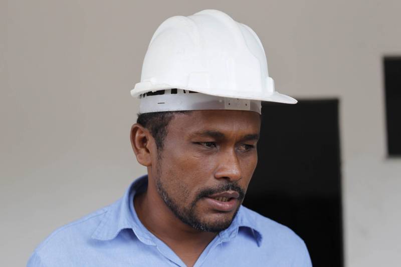 As obras da nova unidade prisional de Abaetetuba já estão em fase de conclusão. A nova casa penal terá capacidade para 306 internos e teve um custo de mais de R$ 10 milhões de reais. Os recursos contam com investimentos do Governo do Estado e também contrapartida do Fundo Penitenciário Nacional (Funpen), por meio do Ministério da Justiça. A nova unidade prisional contará com dois blocos carcerários, contendo 20 celas coletivas cada, sendo duas direcionadas à Pessoa com Deficiência (PCD). Terá ainda oito celas de isolamento, oito salas de visita íntima, consultório médico e odontológico, ambulatório, atendimento psicossocial, sala para tratamento penal, com apoio para advogados, Defensoria Pública e parlatório e contará também com três salas de aula, biblioteca e uma sala de informática. Na foto, o encarregado da obra, João Rodrigues.

FOTO: AKIRA ONUMA / ASCOM SUSIPE
DATA: 07.12.2018
ABAETETUBA - PARÁ <div class='credito_fotos'>Foto: Akira Onuma / Ascom Susipe   |   <a href='/midias/2018/originais/d1198a51-9691-44c3-84dc-fa6e4193cc63.jpg' download><i class='fa-solid fa-download'></i> Download</a></div>