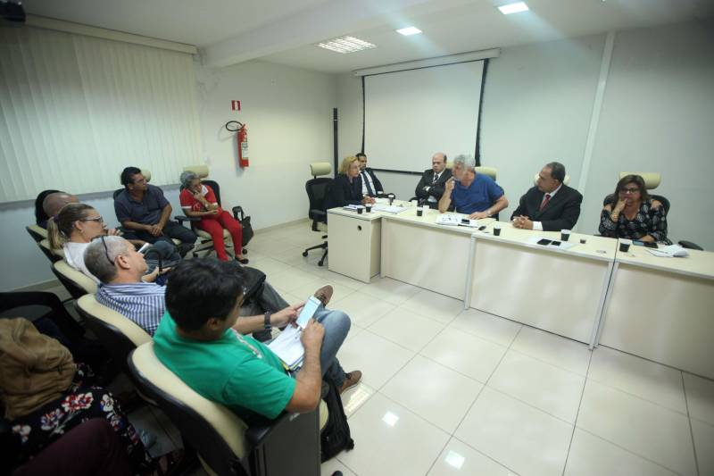 Mesmo diante da crise que ainda afeta o País, o Governo do Estado do Pará anunciou na tarde desta terça-feira, 10, o reajuste de 3% nos salários dos servidores ativos e inativos do Estado. O percentual de reajuste foi definido pela reposição da inflação no período de abril de 2017 a março de 2018, que foi de 2,89. A legislação eleitoral também veda, em ano de eleições como é 2018, reajuste acima do patamar registrado pela inflação. E a legislação vem sendo seguida à risca pelo Governo do Pará. Na reunião estiveram presentes a Secretária de Estado de Administração, Alice Viana; o procurador do Estado, Idemar Perachi; Nilo Noronha, titular da Sefa; e Ana Hage, Secretária de Educação, que ocorreu na sede da Secretaria de Administração.
FOTO: THIAGO GOMES / AG. PARÁ
DATA: 10.04.2018
BELÉM - PARÁ <div class='credito_fotos'>Foto: Thiago Gomes /Ag. Pará | <a href='/midias/2018/originais/d11c399e-ccc9-4ff8-96b9-5299d82996f0.jpg' download><i class='fa-solid fa-download'></i> Download</a></div>