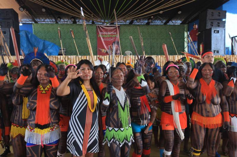 Uma caminhada pelas principais ruas de São Félix do Xingu foi o ponto alto da programação da Semana dos Povos Indígenas nesta quarta-feira (18). Os índios se concentraram em frente à Secretaria Municipal de Cultura, entoando cantos de guerra e dançando na luta por direitos. Uma das principais reivindicações é a retomada de territórios e a gestão ambiental dessas áreas. Durante a passeata, caciques se revezavam proferindo palavras de ordem, enquanto todos seguiam em cadência rumo à Praça do Triângulo, onde ocorre grande parte das atividades. A passeata foi também um protesto contra a exoneração de Franklimberg Ribeiro de Freitas da presidência da Fundação Nacional do Índio (Funai). Ele teria sido demitido pelo presidente Michel Temer a pedido de deputados da bancada ruralista, em Brasília.
FOTO: RODOLFO OLIVEIRA / AG. PARÁ
DATA: 18.04.2018
SÃO FÉLIX DO XINGU - PARÁ <div class='credito_fotos'>Foto: Rodolfo Oliveira/Ag. Pará | <a href='/midias/2018/originais/d11fec15-cfa9-40d2-bacf-2d817bf8f45e.jpg' download><i class='fa-solid fa-download'></i> Download</a></div>