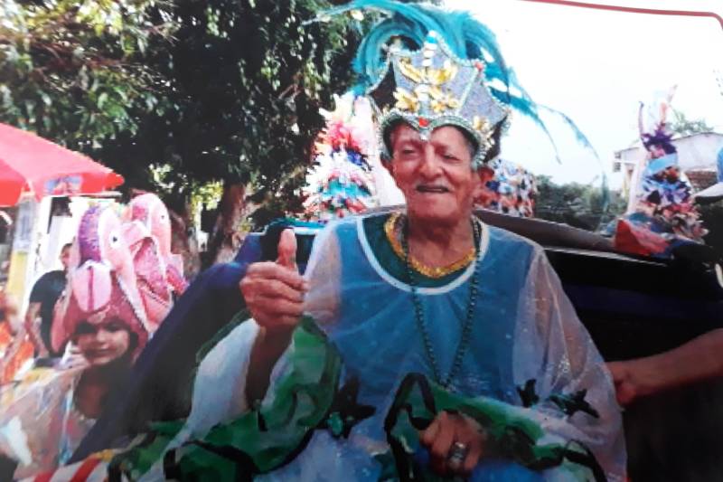 Tradição, história e simbolismo. Assim é a festa do Carnapauxis, realizado todos os anos no município de Óbidos, na região Oeste. O carnaval obidense é patrimônio cultural do estado do Pará e foi construído com identidade própria por meio de figuras e personagens históricos. A programação oficial iniciou na última quarta-feira (7), e prossegue até a quarta-feira de cinzas (14). Assim como a colonização de Óbidos, o Carnapauxis tem traços da origem portuguesa, principalmente por conta das alegorias e das máscaras. Esse adereço é símbolo do carnaval, através do Mascarado Fobó, onde as pessoas se vestem com um macacão colorido bem folgado, que chamam de "dominó", máscaras de papelão, feitas por alguns artesãos da cidade e capacete feito de cartolina e tiras de papel colorido, bexiga de boi, apito e pó. Na foto, seu Valdir Marinho de Matos, conhecido popularmente como “Valdir das Máscaras”.
FOTO: SAMUEL ALVARENGA / SECOM
DATA: 11.02.2018
ÓBIDOS - PARÁ <div class='credito_fotos'>Foto: Samuel Alvarenga / Secom | <a href='/midias/2018/originais/d122bda7-39fc-480f-b6a7-a238338a7ee8.jpg' download><i class='fa-solid fa-download'></i> Download</a></div>