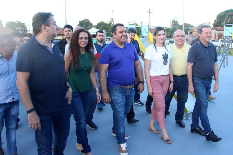 O aniversário do município de Curionópolis, nesta quinta-feira, 10 de maio, foi comemorado com shows, inaugurações e assinatura de convênio com o Governo do Pará para a implantação da iluminação do trecho urbano da PA-257. A obra tem investimento estadual de R$ 2.705.099,00. A secretária de Municípios Sustentáveis, Izabela Jatene, representou o governador Simão Jatene na cerimônia. A programação iniciou com a inauguração de obras municipais, como o Centro Técnico e Esportivo de Curionópolis e a Praça da Juventude (foto). Um bolo de 30 metros e os parabéns entoados pela população deram o tom da comemoração.
FOTO: ANTONIO MACEDO / DIVULGAÇÃO
DATA: 10.05.2018
CURIONÓPOLIS - PARÁ <div class='credito_fotos'>Foto: ANTONIO MACEDO / DIVULGAÇÃO | <a href='/midias/2018/originais/d1280285-56ca-4f35-a60f-fcc2be3ca7b5.jpg' download><i class='fa-solid fa-download'></i> Download</a></div>