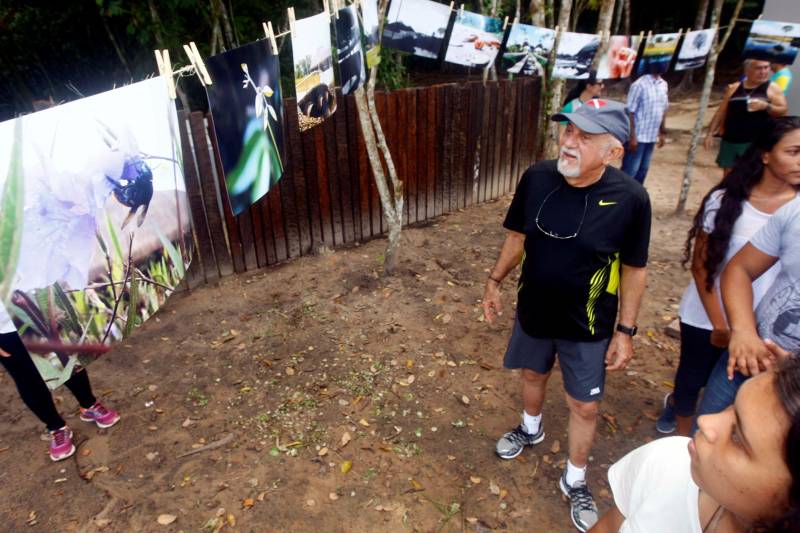 Antes mesmo de reabrir as portas ao público, o novo Parque Estadual do Utinga já aguçava o olhar dos paraenses. Na semana anterior à reabertura do Parque, a diretoria de comunicação popular da Secretaria de Estado de Comunicação (Secom) ofereceu uma oficina de fotografia aos moradores da Comunidade Pantanal, que vivem no entorno do Parque Ambiental. A oficina, ministrada pelo fotógrafo Sidney Oliveira, teve a participação de 17 alunos. Na manhã deste sábado, durante a caminhada, o resultado dessa oficina foi exposto em um varal fotográfico, para deleite do público presente.
FOTO: THIAGO GOMES / AG. PARÁ
DATA: 17.03.2018
BELÉM - PARÁ <div class='credito_fotos'>Foto: Thiago Gomes /Ag. Pará | <a href='/midias/2018/originais/d1288b26-86c9-4c13-9687-f791626c22d7.jpg' download><i class='fa-solid fa-download'></i> Download</a></div>