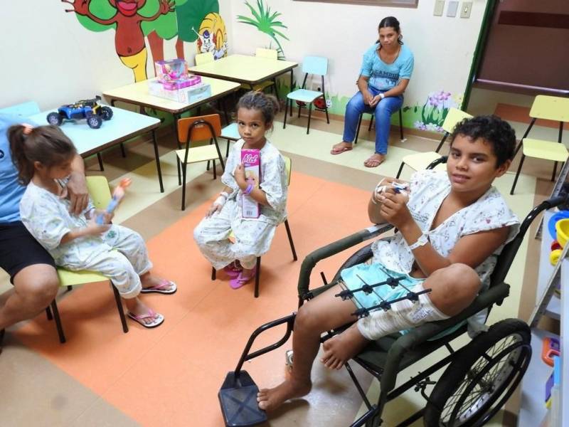 “Ela é muito bonita”. Assim a pequena Evelin Victhória Brigel Sousa, 4 anos, definiu a nova boneca que ganhou, na tarde desta quinta-feira (29), no Hospital Regional Público da Transamazônica (HRPT), em Altamira, no sudoeste do Pará. A menina se recupera na clínica pediátrica da unidade e foi uma das crianças presenteadas pelos “brinquedos de Páscoa”, em uma ação do Grupo de Trabalho de Humanização. A direção reuniu brinquedos doados pelos próprios colaboradores e entregou às crianças internadas no hospital, na clínica e na UTI pediátricas. Os usuários que puderam ainda assistiram a uma sessão de cinema na brinquedoteca, acompanhados dos pais, que aprovaram a iniciativa.
FOTO: ASCOM / HRPT
DATA: 29.03.2018
ALTAMIRA - PARÁ <div class='credito_fotos'>Foto: ASCOM HRPT | <a href='/midias/2018/originais/d136006d-3e9f-4d0b-a0f7-dba209667fef.jpg' download><i class='fa-solid fa-download'></i> Download</a></div>