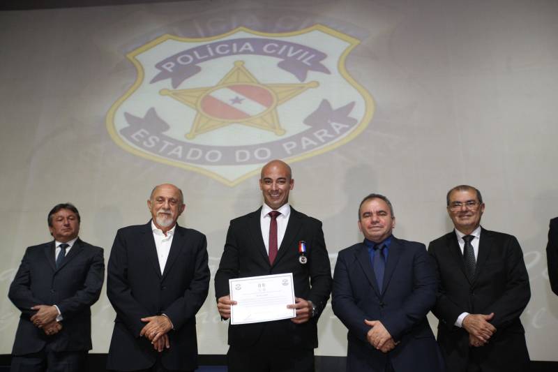O Pará vai voltar a ter um delegado de polícia para cada município. A posse de 149 novos delegados da Polícia Civil, que aconteceu nesta segunda-feira (26) no Teatro Maria Sylvia Nunes, na Estação das Docas, vai garantir, com sobras, a cobertura completa dos 144 municípios do estado. Aprovados em concurso público, os novos delegados concluíram o curso de Formação da Polícia Civil do Pará no dia 15 deste mês. O curso foi o primeiro do Brasil a incluir sete disciplinas inéditas: Oratória, Atuação Policial frente aos Grupos Vulneráveis, Relacionamento com a Imprensa e Mídias Sociais, Abordagem Psicopatológica do Crime e da Violência, Investigação Financeira no Enfrentamento ao Crime de Lavagem de dinheiro, Noções Básicas de Enfrentamento às Fraudes Veiculares e Linguagem Brasileira de Sinais. O concurso aprovou ainda 300 investigadores, 180 escrivães e 20 papiloscopistas. Os novos policiais civis passaram por quatro meses de formação técnica e profissional na Acadepol. Com a nomeação, o próximo passo será a lotação dos novos servidores públicos nas unidades de Polícia Civil do estado, quando eles saberão em qual região do Pará trabalharão inicialmente. Na foto, o formando João Costa (calvo), primeiro lugar no curso.
FOTO: SYDNEY OLIVEIRA / AG. PARÁ
DATA: 26.02.2018
BELÉM - PARÁ <div class='credito_fotos'>Foto: Sidney Oliveira/Ag. Pará | <a href='/midias/2018/originais/d13eb729-560f-4fda-a49a-bd36345503f8.jpg' download><i class='fa-solid fa-download'></i> Download</a></div>