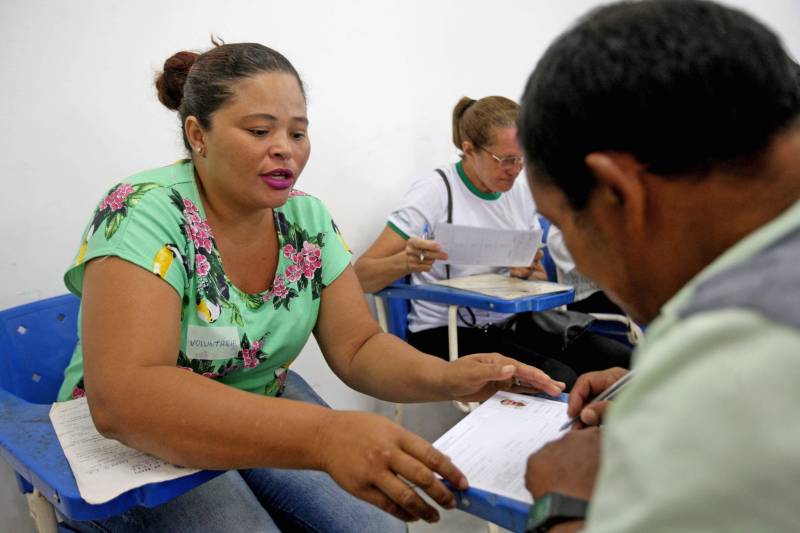 “Perdi todos os documentos na chuva, assim como quase tudo de dentro da casa. Poder tirar os documentos hoje, menos de uma semana depois do desastre e tudo de graça, é bom, chegou na hora certa e vai ajudar muita gente mesmo”. A fala é Adriano Pinheiro, morador do bairro Angelim, um dos 15 afetados pela forte enxurrada que alagou 40% do município de Paragominas, no nordeste paraense, na semana passada. Ele se soma a outras centenas de pessoas que estiveram nesta terça-feira (17), na Escola Municipal Anésia da Costa Chaves, primeiro local da Caravana do ProPaz no município. Semelhante as demais ações do ProPaz Cidadania, o programa está viabilizando no município a emissão de 2ª via de Certidão de Nascimento, Registro Geral (RG), 2ª via de CPF, carteira social (mudança de gênero), fotos para os documentos e a carteira do ID Jovem, que possibilita a jovens de 15 a 29 anos, diversos benefícios, entre eles, meia passagem em trajetos interestaduais. Na foto, a voluntária Conceição Lima.
FOTO: SIDNEY OLIVEIRA / AG. PARÁ
DATA: 17.04.2018
PARAGOMINAS - PARÁ
<div class='credito_fotos'>Foto: Sidney Oliveira/Ag. Pará | <a href='/midias/2018/originais/d1433fbe-537a-4524-9676-bc0a1305a86a.jpg' download><i class='fa-solid fa-download'></i> Download</a></div>