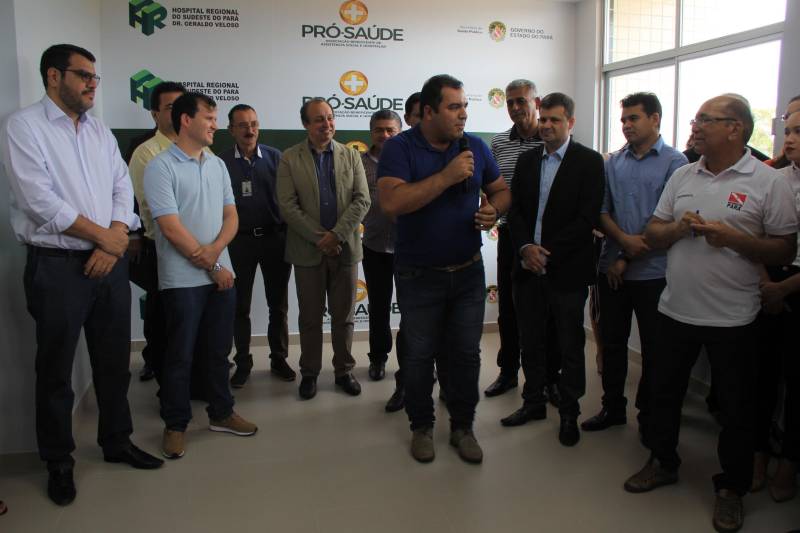 Hospital Regional de Marabá amplia serviço para atender pacientes com insuficiência renal Neste sábado, 8/12, o serviço de hemodiálise foi ampliado no sudeste do Pará, com a entrega do primeiro bloco do projeto de reforma e ampliação do Hospital Regional do Sudeste do Pará - Dr. Geraldo Veloso (HRSP), em Marabá (PA). Com mais de 900 metros quadrados construídos, três andares e mais de R$ 5 milhões investidos em sua construção e aquisição de equipamentos, o prédio abrigará além de 20 máquinas de hemodiálise, a área administrativa e o Centro de Ensino e Pesquisa, o que amplia a vocação da Unidade que passa a ser um centro formador de profissionais da saúde na região. A cerimônia de entrega reuniu autoridades como o secretário de Estado de Saúde Pública do Pará, Vitor Mateus, o prefeito de Marabá, Sebastião Miranda Filho, o presidente da Câmara Municipal de Marabá, Pedro Corrêa, o diretor Operacional da Pró-Saúde Associação Beneficente de Assistência Social e Hospitalar no Pará, Rogério Kuntz, e o diretor Hospitalar da Unidade, Valdemir Girato, além de representantes dos 22 municípios de abrangência do Hospital. 

FOTO: RODOLFO OLIVEIRA / AG. PARÁ
DATA: 08.12.2018
MARABÁ - PARÁ <div class='credito_fotos'>Foto: Rodolfo Oliveira/Ag. Pará   |   <a href='/midias/2018/originais/d143ca99-f7bf-471f-8361-258653dde04b.jpg' download><i class='fa-solid fa-download'></i> Download</a></div>