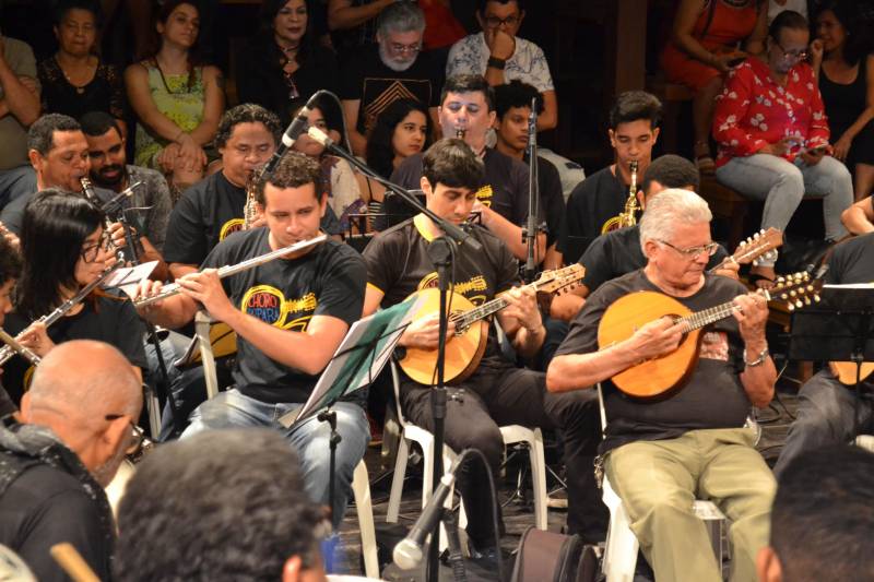 Um repertório inteiro baseado na obra de Jacob do Bandolim, muitos sorrisos e uma plateia extremamente participativa e atenta. Assim foi a noite da última sexta-feira, 4, no Teatro Experimental Waldemar Henrique, na Praça da República, em Belém. O espetáculo (foto) promovido por mais de 45 músicos foi o encerramento do primeiro módulo do projeto, uma iniciativa da Fundação Cultural do Pará que desde 2006 reúne músicos em vários estágios de aprendizado e de várias idades - dos 13 aos 60 - e difunde o choro como um dos principais estilos musicais paraenses.
FOTO: ASCOM / FCP
DATA: 05.05.2018
BELÉM - PARÁ <div class='credito_fotos'>Foto: ASCOM FCP | <a href='/midias/2018/originais/d159e88a-cad3-47c7-8bfd-a91f275903d3.jpg' download><i class='fa-solid fa-download'></i> Download</a></div>