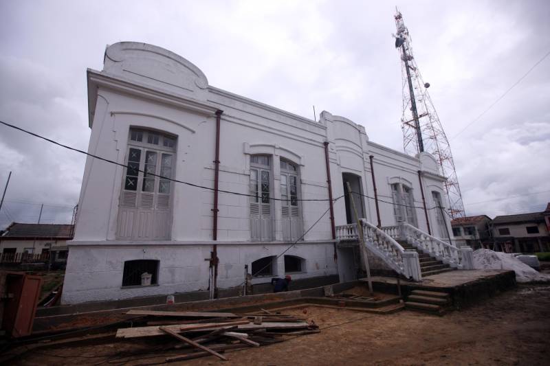 O município de Bragança, localizado na região nordeste do Estado, possui uma tradição musical muito forte no Pará, tanto na cultura erudita quanto na popular. Por causa desta característica o município vai sediar o primeiro Liceu de Música do Estado, com um investimento no valor de R$ 11, 7 milhões, que funcionará no prédio histórico da Escola Estadual Monsenhor Mâncio Ribeiro, no centro da cidade.
FOTO: THIAGO GOMES / AG. PARÁ
DATA: 09.04.2018
BRAGANÇA - PARÁ <div class='credito_fotos'>Foto: Thiago Gomes /Ag. Pará | <a href='/midias/2018/originais/d1611bd5-de3c-4d10-824d-0331de6bba0c.jpg' download><i class='fa-solid fa-download'></i> Download</a></div>