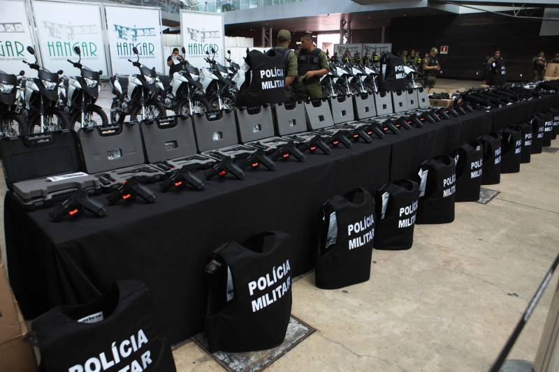 Com a entrega de mais 359 veículos, somente esta semana, o Governo do Pará reforçou a atuação da área de segurança pública em todo o Estado. Todos os veículos auxiliarão no combate a criminalidade e a manutenção da segurança em todo o território paraense. Boa parte desses veículos foi destinada diretamente para as guardas municipais, numa ação integrada com as Prefeituras, por meio da Secretaria de Segurança Pública e Defesa Social (Segup) com articulação da Secretaria de Municípios Sustentáveis, que define em conjunto com os municípios, a agenda de prioridades. A última etapa da entrega ocorreu nesta quinta-feira (5), no Hangar – Centro de Convenções da Amazônia.
FOTO: RODOLFO OLIVEIRA / AG. PARÁ
DATA: 05.07.2018
BELÉM - PARÁ <div class='credito_fotos'>Foto: Rodolfo Oliveira/Ag. Pará | <a href='/midias/2018/originais/d166a937-9294-4adb-b36d-142a558f0aee.jpg' download><i class='fa-solid fa-download'></i> Download</a></div>