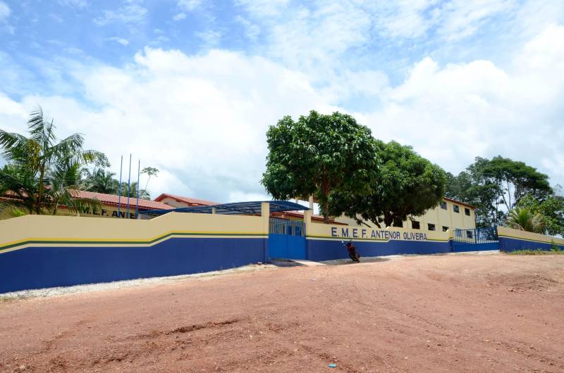 Estudantes da vila Enche Concha, no município de Cachoeira do Piriá, a 250 km de Belém, assistiram pela primeira vez, na última quarta-feira (14), à aula do Sistema Educacional Interativo (SEI), que a Secretaria de Estado de Educação (Seduc) está implantando para ampliar o ensino médio em localidades de difícil acesso no interior.
FOTO: RAI PONTES / ASCOM SEDUC
DATA: 14.03.2018
CACHOEIRA DO PIRIÁ - PARÁ <div class='credito_fotos'>Foto: Rai Pontes/Ascom Seduc | <a href='/midias/2018/originais/d172b03d-f75f-4e30-8ff0-f5e17d581f17.jpg' download><i class='fa-solid fa-download'></i> Download</a></div>