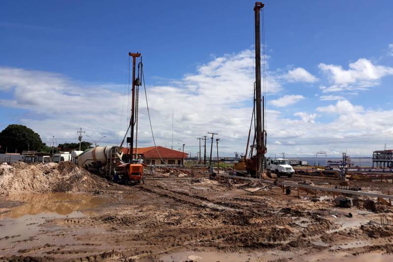 Avançam as obras do Terminal Hidroviário de Cargas e Passageiros de Santarém (foto), na região oeste. Segundo a Companhia de Portos e Hidrovias do Estado (CPH), depois de concluído, o espaço deve movimentar em média de 50 mil a 60 mil passageiros por mês, além suprir definitivamente a demanda de trabalhadores, donos de embarcações e da população da região que usa o modal hidroviário.

FOTO: SAMUEL ALVARENGA / SECOM
DATA: 11.06.2018
SANTARÉM - PARÁ <div class='credito_fotos'>Foto: Samuel Alvarenga / Secom   |   <a href='/midias/2018/originais/d172e211-d4c8-4e88-a0dd-1c223372862c.jpg' download><i class='fa-solid fa-download'></i> Download</a></div>