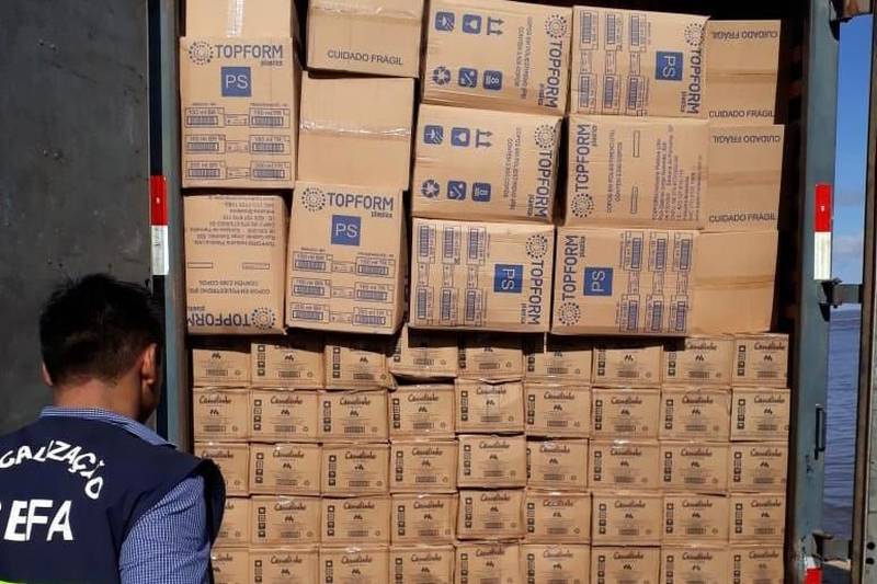 Equipes de fiscalização da Secretaria da Fazenda do Pará (Sefa) sediadas na coordenação de Mercadorias em Trânsito da Base Candiru, no porto de Óbidos, apreenderam, no sábado, 26, balsa que transportava caminhão contendo 633 caixas de conhaque, num total de 7.596 garrafas; 200 caixas de cachaça, totalizando 2.400 garrafas pet de 490ml, e 160 caixas de copos descartáveis, tudo sem nota fiscal, procedente de Santarém e com destino a Juruti.
FOTO: ASCOM SEFA
DATA: 26.05.2018
ÓBIDOS - PARÁ <div class='credito_fotos'>Foto: Ascom Sefa | <a href='/midias/2018/originais/d17b7822-50d6-499c-8617-3228cc487d17.jpg' download><i class='fa-solid fa-download'></i> Download</a></div>