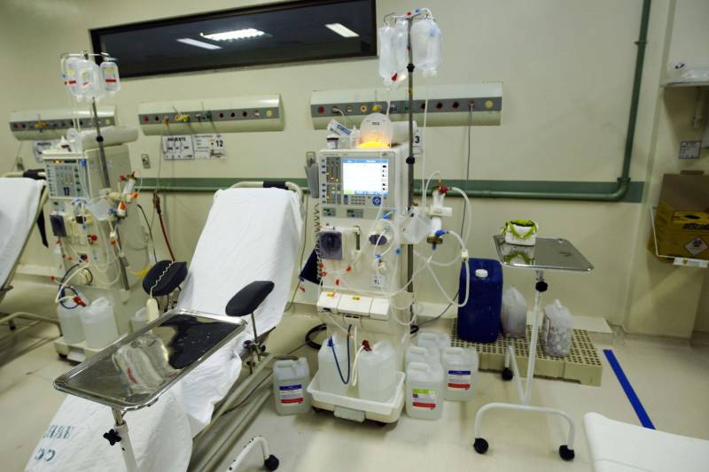 O Hospital Regional do Baixo Amazonas, em Santarém, vai se tornar o maior centro integrado de nefrologia do Norte do Brasil. Com a expansão do serviço de hemodiálise, autorizada pelo governador Simão Jatene neste sábado (10), a unidade, que já é referência nesse atendimento em todo o oeste do Pará, vai praticamente triplicar o número de máquinas e zerar a fila de pacientes na região. O investimento chega a R$ 10 milhões, em obras e equipamentos, e segue a política do governo do Estado de descentralizar a assistência de média e alta complexidade para o interior. “Vamos passar dos 200 pacientes que hoje atendemos mensalmente para 420, dobrando a capacidade de atendimento especializado. Serão cerca de 2,5 mil sessões a mais de hemodiálise por mês. Além disso, começaremos a fazer captação de rins de doadores falecidos, um novo serviço que se acopla aos transplantes que já fazemos no hospital. A ampliação, portanto, é a solução definitiva para o atendimento dessa demanda”, explicou o diretor geral do Hospital Regional de Santarém, Hebert Moreschi. Esta semana, informou, a unidade fez o 16º transplante de rim. Ao chegar ao hospital para assinar a ordem de serviço que autoriza o início das obras, Jatene viu o projeto de expansão e visitou o centro de hemodiálise, onde conheceu mais sobre o serviço e conversou com pacientes. “O ideal, é claro, seria que pudéssemos evitar, ainda na atenção básica, que pacientes diabéticos, por exemplo, se tornassem renais crônicos, mas como isso ainda não ocorre, existe esse serviço aqui para amenizar o sofrimento de quem precisa de uma máquina de hemodiálise para sobreviver”, afirmou o governador.
FOTO: THIAGO GOMES / AG PARÁ
10.03.2018
SANTARÉM - PARÁ <div class='credito_fotos'>Foto: Thiago Gomes /Ag. Pará | <a href='/midias/2018/originais/d17efdfb-435e-4d95-8e1c-8df3d958fa82.jpg' download><i class='fa-solid fa-download'></i> Download</a></div>