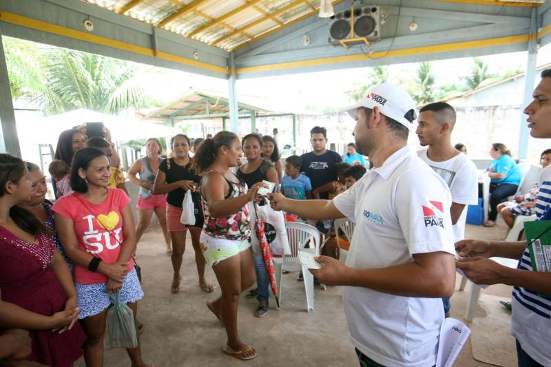 Aos 22 anos, Cláudio Cardoso está desempregado e procura um trabalho para sustentar o filho. Neste domingo (11) ele aproveitou a presença da Caravana Pro Paz no município de Barcarena, distante 15 quilômetros da capital, para retirar seus documentos e até aproveitou para cortar os cabelos. Na segunda-feira (12) pretende sair em busca de um emprego. Ele é um dos mil beneficiados pelos atendimentos feitos na cidade pela Caravana Pro Paz, uma ação do Governo do Pará, que busca garantir o acesso da população mais carente a serviços de atenção às necessidades básicas do cidadão, como atendimentos médicos, exames, vacinação, entre outros, com ações de mobilização em diversas regiões e municípios, a fim de fortalecer a cidadania paraense. “Os documentos e aparências são muito importantes para conseguir um trabalho, por isso estou aproveitando para fazer tudo para na segunda-feira continuar procurando emprego”, comentou Claudio. Ele está separado e quer encontrar um trabalho para sustentar o filho. A Caravana Pro Paz está iniciando os trabalhos em 2018 por Barcarena, nas comunidades de Vila Nova, Bom futuro e Burajuba afetadas pelo transbordamento de rejeitos da Hydro Alunorte, no início deste mês. Os serviços de retirada de documentos (Certidão de Nascimento, RG, Registro Social, ID Jovem), atendimento médico (pediatria, ginecologia e clínica geral), consulta jurídica, exames vacinas e cortes de cabelo foram ofertados em parceria com a Prefeitura do município.
FOTO: IGOR BRANDÃO / AG PARÁ
DATA: 11.03.2018
BARCARENA - PARÁ <div class='credito_fotos'>Foto: IGOR BRANDÃO / AG. PARÁ | <a href='/midias/2018/originais/d18283f4-cee6-4014-b89c-63697c2374b2.jpg' download><i class='fa-solid fa-download'></i> Download</a></div>