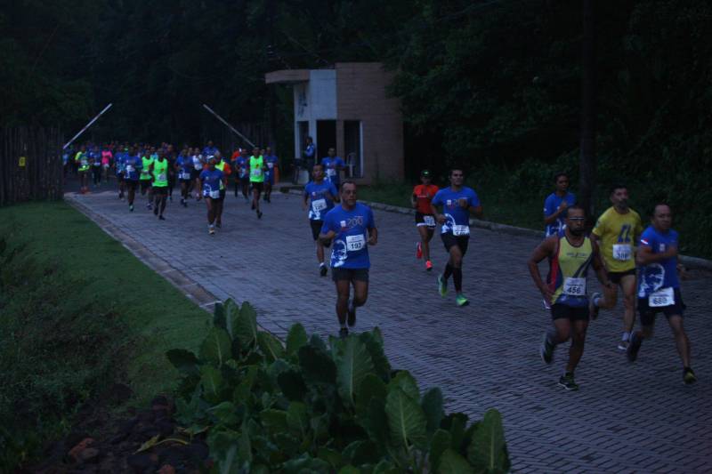 O recém-inaugurado Parque Estadual do Utinga foi o local escolhido para a 4ª edição da Corrida Tiradentes, promovida pela Polícia Militar na manhã deste domingo, 22. No ano em que celebra 200 anos de criação, a PM contou com mais de 750 competidores na prova que iniciou às 6 horas da manhã com um percurso total de 8 Km. Em apenas 4 anos de existência, a Corrida Tiradentes já ganhou a simpatia de muitos atletas profissionais e amadores. Eduardo Costa, de 26 anos é um deles. O competidor alcançou o 1º lugar geral da corrida com menos de 30 minutos de prova e conta que não esperava um resultado tão positivo.
FOTO: CARLOS SODRÉ / AG. PARÁ
DATA: 22.04.2018
BELÉM - PARÁ <div class='credito_fotos'>Foto: Carlos Sodré/Agência Pará | <a href='/midias/2018/originais/d198c77a-1317-402a-bda6-463212e6ea7d.jpg' download><i class='fa-solid fa-download'></i> Download</a></div>