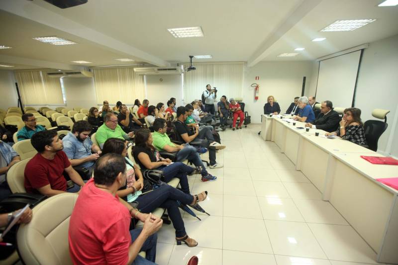 Mesmo diante da crise que ainda afeta o País, o Governo do Estado do Pará anunciou na tarde desta terça-feira, 10, o reajuste de 3% nos salários dos servidores ativos e inativos do Estado. O percentual de reajuste foi definido pela reposição da inflação no período de abril de 2017 a março de 2018, que foi de 2,89. A legislação eleitoral também veda, em ano de eleições como é 2018, reajuste acima do patamar registrado pela inflação. E a legislação vem sendo seguida à risca pelo Governo do Pará. Na reunião estiveram presentes a Secretária de Estado de Administração, Alice Viana; o procurador do Estado, Idemar Perachi; Nilo Noronha, titular da Sefa; e Ana Hage, Secretária de Educação, que ocorreu na sede da Secretaria de Administração.
FOTO: THIAGO GOMES / AG. PARÁ
DATA: 10.04.2018
BELÉM - PARÁ <div class='credito_fotos'>Foto: Thiago Gomes /Ag. Pará | <a href='/midias/2018/originais/d19f5878-633e-42a8-9387-3e4b756be478.jpg' download><i class='fa-solid fa-download'></i> Download</a></div>