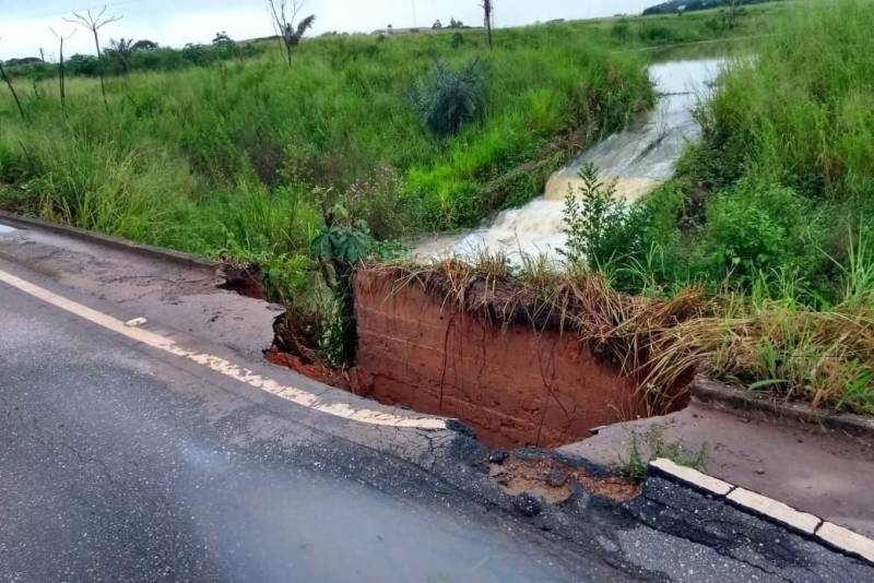 A Secretaria de Estado de Transportes (Setran) tem atuado para solucionar ocorrências provocadas pelas fortes chuvas que atingem as estradas do Pará. Tratores foram utilizados para retirar o acúmulo de terra sobre a PA-275 e na PA-256 (foto) foi realizado serviço de contenção no lado crítico da rodovia, sendo possível liberar uma faixa para o trânsito seguro de veículos. A estrada está sinalizada e a área de risco devidamente delimitada com madeira. O trabalho terá continuidade nesta terça-feira, 10, caso haja condições climáticas favoráveis. Há controle de tráfego Pare/Siga via rádio para evitar acidentes no local.
FOTO: ASCOM SETRAN
DATA: 10.04.2018 <div class='credito_fotos'>Foto: ASCOM SETRAN | <a href='/midias/2018/originais/d1a0b5ac-d9a3-410a-8206-a98cde22578f.jpg' download><i class='fa-solid fa-download'></i> Download</a></div>