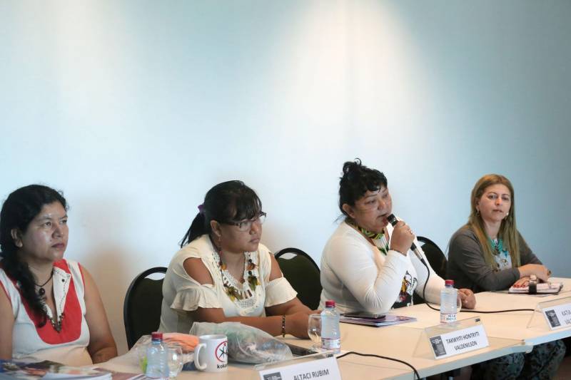 "Precisamos estar preparados para garantir nossos direitos e para isso precisamos de uma educação diferenciada”, disse a cacique Kátia Silene Valdenilson, a primeira das tribos Gavião no Pará, durante a mesa redonda desta quinta-feira (7), na XXII Feira Pan-Amazônica do Livro. Originalmente chamada Tônkyre Akrãtikatêjê, ela conta que teve que mudar de nome por falta de conhecimento do pai e da ausência de políticas públicas destinadas à garantia do registro do nome indígena.
FOTO: ELZA LIMA / ASCOM SECULT
DATA: 07.06.2018
BELÉM - PARÁ <div class='credito_fotos'>Foto: Elza Lima/Secult | <a href='/midias/2018/originais/d1a1aedd-a3f8-4280-83f5-c2b7f2ae45d8.jpg' download><i class='fa-solid fa-download'></i> Download</a></div>