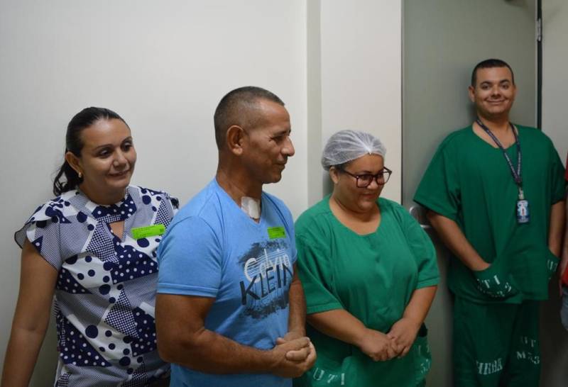 “O Hospital Regional é de primeiro mundo. Pelo tratamento que oferecem, pelos médicos especializados, pela equipe de enfermagem. Eu quero agradecer muito, porque a equipe chegava e a gente estava abatido, desanimado pelo acontecimento, e eles faziam a gente sorrir. Isso é muito importante. Todos que estão internados aqui são bem tratados. Não fui só eu. O atendimento aqui é muito diferenciado em relação aos outros hospitais. A diferença é muito grande”. Mais que uma afirmação ou constatação, as palavras do sargento PM Carlos dos Santos (camisa azul), 53 anos, retratam agradecimento à rede de hospitais públicos do Pará. O sargento, que está na reserva do Grupo Tático Operacional, passou 18 dias internado no Hospital Regional do Baixo Amazonas (HRBA), localizado em Santarém, município do oeste paraense, após ser baleado no pescoço, no último dia 06 de novembro, durante tentativa de assalto. Segundo o relato de Carlos dos Santos, até mesmo os amigos não acreditavam em sua recuperação, devido à gravidade do ferimento. “Os meus amigos jamais imaginaram que eu ia sobreviver. Para eles, eu não tinha mais retorno. Mas eu confiava em Deus”, contou o sargento, que já totalmente recuperado voltou ao hospital, gerido pela Pró-Saúde Associação Beneficente de Assistência Social e Hospitalar, sob um contrato de gestão com a Secretaria de Estado de Saúde Pública (Sespa).

FOTO: ASCOM / HRBA
DATA: 13.12.2018
SANTARÉM - PARÁ
 <div class='credito_fotos'>Foto: Ascom / HRBA   |   <a href='/midias/2018/originais/d1a3e0e9-5d06-49a7-a65a-12784f988ff5.jpg' download><i class='fa-solid fa-download'></i> Download</a></div>