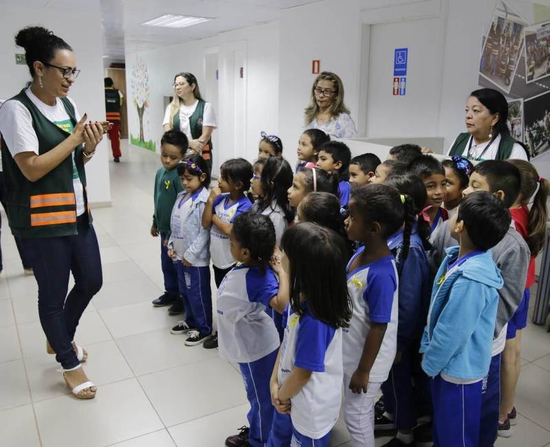Crianças da Escola Municipal de Ensino Fundamental Barão do Rio Branco (foto), em Belém, participaram, na manhã desta terça-feira (8), das ações de mobilização da campanha Maio Amarelo. Uma equipe da Coordenadoria de Educação para o Trânsito, do Departamento de Trânsito do Estado (Detran), buscou conscientizar a garotada com relação aos altos índices de acidente no trânsito. Os alunos que tinham entre 6 e 7 anos participaram de mini palestras sobre comportamento seguro nas vias, o uso do cinto de segurança e equipamento de retenção (cadeirinha), travessia nas faixas, além de assistirem a vídeos educativos. A campanha nacional de combate à violência viária chega a sua 5ª edição com o tema “Nós Somos o Trânsito”, que busca, em 2018, sensibilizar a sociedade para as questões da mobilidade. De acordo com o Observatório Nacional de Segurança Viária, 90% dos acidentes têm como motivação as falhas humanas como imperícia, imprudência e desatenção.
FOTO: ASCOM / DETRAN
DATA: 08.05.2018
BELÉM - PARÁ <div class='credito_fotos'>Foto: ASCOM DETRAN | <a href='/midias/2018/originais/d1a9d349-75b6-4029-9dd1-2b755980fb11.jpg' download><i class='fa-solid fa-download'></i> Download</a></div>