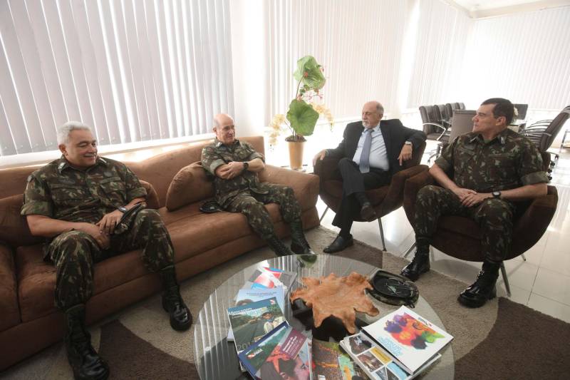 O governador Simão Jatene (3º da esq/dir) recebeu na manhã desta sexta-feira (20) o comandante Militar do Norte, general de Exército Carlos Alberto Neiva Barcellos (2º da esq/dir). Na oportunidade, o militar anunciou a troca de comando da instituição e apresentou o novo titular, o general de Exército Paulo Sérgio Nogueira de Oliveira (4º da esq/dir). O encontro ocorreu no Palácio do Governo, em Belém. O general de divisão Anisio David de Oliveira Júnior (1º da esq/dir), comandante da 8ª Região Militar, também participou da visita. O governador deu boas-vindas ao comandante que estará à frente da base no Estado, desejou sucesso no trabalho e destacou a atuação da instituição na Amazônia. O general Barcellos deixa o CMN para assumir nova responsabilidade como comandante logístico do Exército, em Brasília (DF).
FOTO: SIDNEY OLIVEIRA / AG. PARÁ
DATA: 20.04.2018
BELÉM - PARÁ <div class='credito_fotos'>Foto: Sidney Oliveira/Ag. Pará | <a href='/midias/2018/originais/d1adffde-6321-4e6a-b06d-a66a0d3f49ce.jpg' download><i class='fa-solid fa-download'></i> Download</a></div>