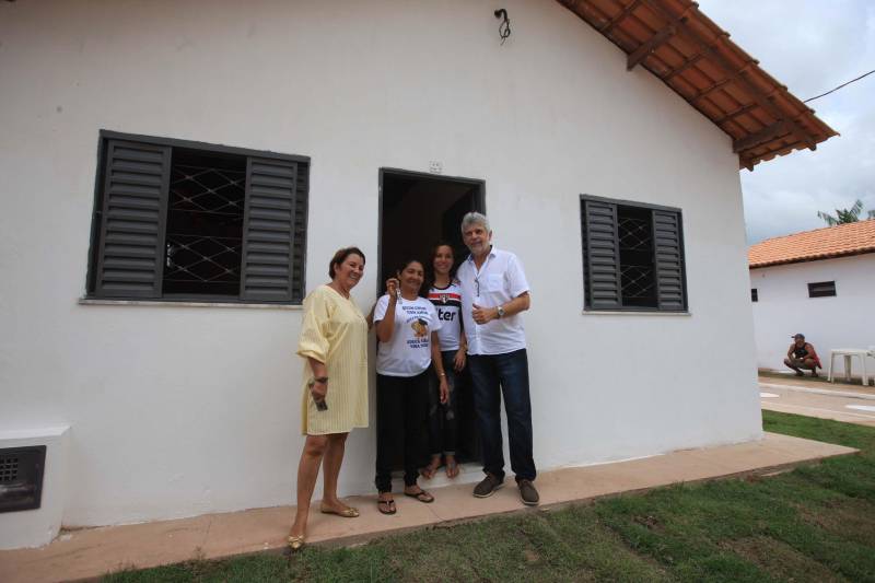 A Cohab entregou hoje(07) mais 30 unidades habitacionais do Projeto Taboquinha, em Icoaraci, que contempla a construção de moradias e infraestrutura urbana, incluindo a recuperação ambiental em torno do Igarapé Tabocão, propiciando a retomada das atividades dos pescadores da área. O projeto prevê ainda a entrega de mais 20 unidades habitacionais, o que deverá ocorrer em 2019. Seu Luís França, de 85 anos, foi um dos primeiros a chegar para a entrega das unidades habitacionais do Taboquinha. Ele ficou emocionado ao receber as chaves de sua nova casa. "Hoje é um dia de alegria pra mim, agradeço a todos que trabalharam nesse projeto, pra dar essa casa para nós", disse o idoso que irá morar com a filha no novo endereço. Na foto, a moradora Sueli dos Santos Araújo (com as chaves na mão).

FOTO: SIDNEY OLIVEIRA / AG. PARÁ
DATA: 07.12.2018
ICOARACI - PARÁ <div class='credito_fotos'>Foto: Sidney Oliveira/Ag. Pará   |   <a href='/midias/2018/originais/d1afbacb-8769-458c-a24b-73eff1b3f90f.jpg' download><i class='fa-solid fa-download'></i> Download</a></div>