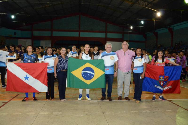 Uma intensa programação cultural, social e esportiva movimenta a cidade de Mãe do Rio, nesta sexta-feira (11), quando o município comemora 30 anos de fundação. Os competidores da etapa regional de Mãe do Rio dos Jogos Estudantis Paraenses (Jeps) terão um forte aliado durante os cinco dias da competição: a animação da torcida local.
FOTO: ELISEU DIAS / ASCOM SEDUC
DATA: 09.05.2018
MÃE DO RIO - PARÁ <div class='credito_fotos'>Foto: Eliseu Dias / Ascom Seduc | <a href='/midias/2018/originais/d1b9275e-e9ce-4813-92db-4eeb16aeae9d.jpg' download><i class='fa-solid fa-download'></i> Download</a></div>