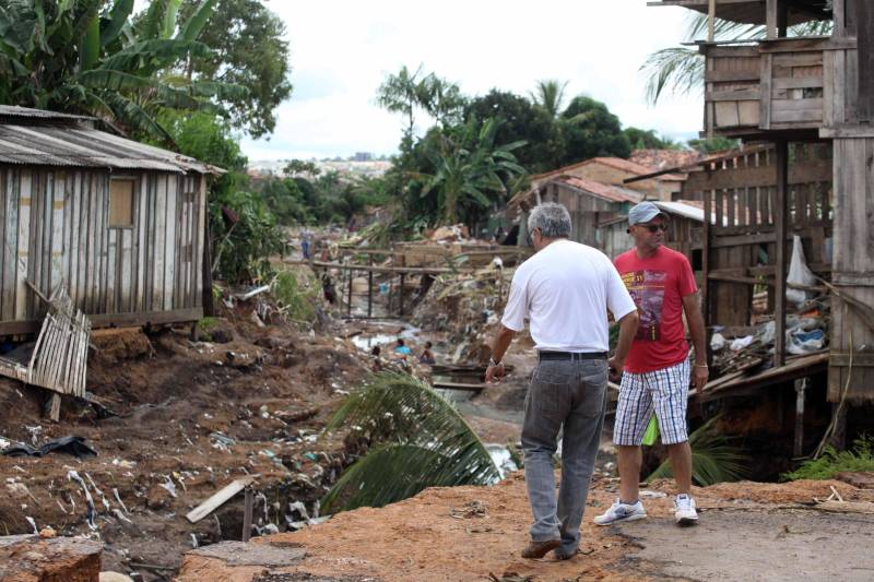 Passados dois dias da enxurrada que destruiu casas e obrigou pessoas a saírem de seus locais de moradia em Paragominas, Governo do Estado e Prefeitura continuam os trabalhos para atender as famílias afetadas, reconstruir o que ficou destruído e restabelecer a situação de normalidade no município. Desde a manhã da última quinta-feira (12), equipes da Defesa Civil intensificam as ações nos bairros atingidos.
FOTO: SIDNEY OLIVEIRA / AG. PARÁ
DATA: 14.04.2018
PARAGOMINAS - PARÁ <div class='credito_fotos'>Foto: Sidney Oliveira/Ag. Pará | <a href='/midias/2018/originais/d1bb60be-7147-4465-87ce-4c5a5c1319fb.jpg' download><i class='fa-solid fa-download'></i> Download</a></div>