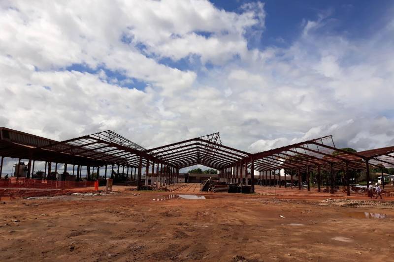 Avançam as obras do Terminal Hidroviário de Cargas e Passageiros de Santarém (foto), na região oeste. Segundo a Companhia de Portos e Hidrovias do Estado (CPH), depois de concluído, o espaço deve movimentar em média de 50 mil a 60 mil passageiros por mês, além suprir definitivamente a demanda de trabalhadores, donos de embarcações e da população da região que usa o modal hidroviário. Na foto, vista geral onde funcionará o terminal de cargas, que recebe trabalhos de revitalização.

FOTO: SAMUEL ALVARENGA / SECOM
DATA: 11.06.2018
SANTARÉM - PARÁ <div class='credito_fotos'>Foto: Samuel Alvarenga / Secom   |   <a href='/midias/2018/originais/d1c35fde-da4b-47f8-a807-c4c1b546247b.jpg' download><i class='fa-solid fa-download'></i> Download</a></div>