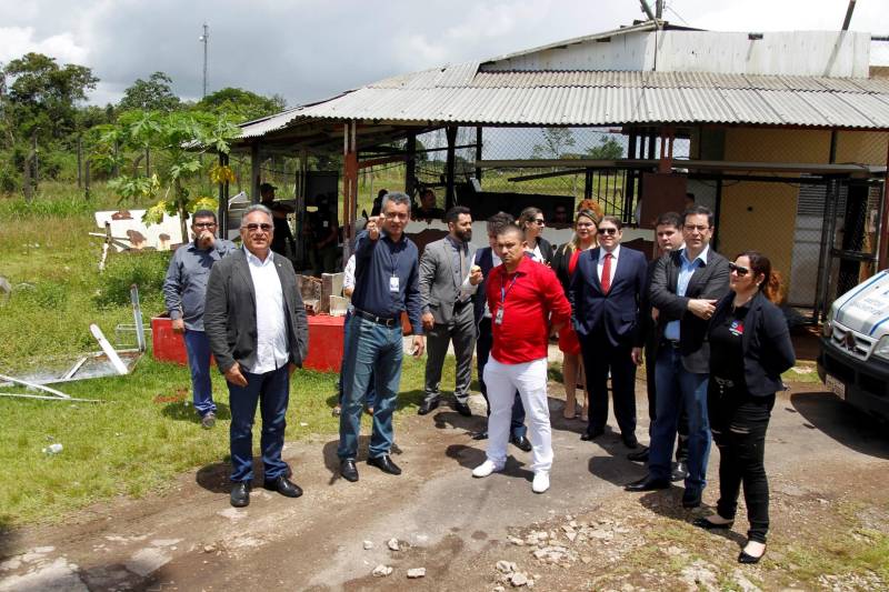O Centro de Recuperação Penitenciário do Pará III (CRPPIII), localizado no Complexo Penitenciário de Santa Izabel, recebeu na manhã desta segunda-feira (16), a visita da Comissão de Direitos Humanos e Minorias da Câmara Federal, representada pelo deputado federal Edmilson Rodrigues, do PSOL, além de representantes da Defensoria Pública do Pará, da Ordem dos Advogados do Brasil Seção Pará (OAB-PA) e da Ouvidoria de Segurança Pública do Estado.
FOTO: AKIRA ONUMA / ASCOM SUSIPE
DATA: 16.04.2018
SANTA IZABEL DO PARÁ - PARÁ <div class='credito_fotos'>Foto: Akira Onuma / Ascom Susipe | <a href='/midias/2018/originais/d1ca5ab8-5989-4ddb-a7e7-e6581f0485ae.jpg' download><i class='fa-solid fa-download'></i> Download</a></div>