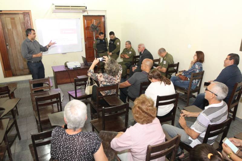 Na quarta-feira (14), foi lançado em uma reunião com integrantes do “Vizinhança em Alerta” e policiais do 2° Batalhão, o PrecComunidade, um programa de redução de criminalidade. O primeiro passo do programa vai ser a realização de reuniões frequentes, nas quais serão estabelecidas metas, e a partir dessas metas, serão definidas ações policiais e não policiais. Na foto, Ivan Costa, um dos idealizadores do programa.
FOTO: CARLOS SODRÉ / AG. PARÁ
DATA: 14.03.2018
BELÉM - PARÁ <div class='credito_fotos'>Foto: CARLOS SODRÉ / AG. PARÁ | <a href='/midias/2018/originais/d1cbe35d-bff3-4735-88e4-5f6d391d0f55.jpg' download><i class='fa-solid fa-download'></i> Download</a></div>