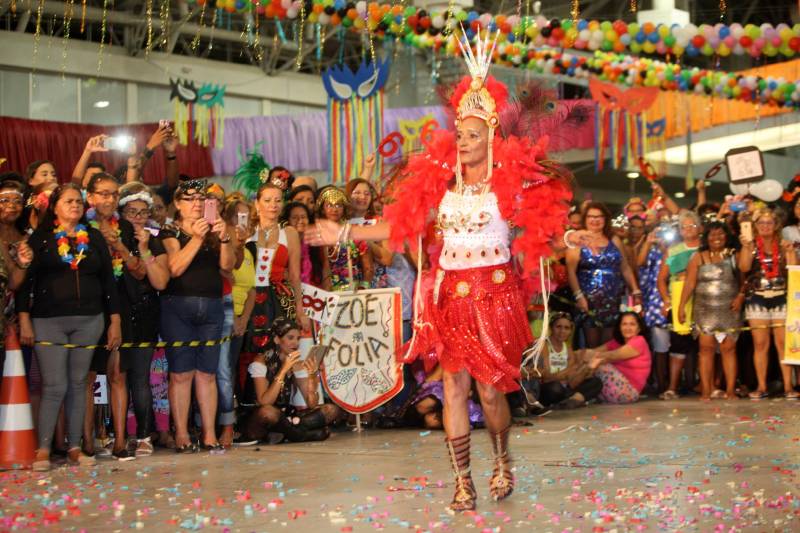 Mais de quatro mil idosos caíram na folia na tarde desta quarta-feira (7), durante o 18° Baile Carnavalesco da Melhor Idade, do projeto Vida Ativa, executado pela Secretaria de estado de Esporte e Lazer (Seel). Uma das grandes atrações foi o concurso que escolheu a “Rainha das Rainhas” da terceira idade, título que este ano ficou com a candidata Lindaura Cardoso, de 63 anos.
FOTO: CARLOS SODRÉ / AG. PARÁ
DATA: 07.02.2018
BELÉM - PARÁ <div class='credito_fotos'>Foto: CARLOS SODRÉ / AG. PARÁ | <a href='/midias/2018/originais/d1da9152-56a0-4ee9-b4c3-ded62f99004c.jpg' download><i class='fa-solid fa-download'></i> Download</a></div>