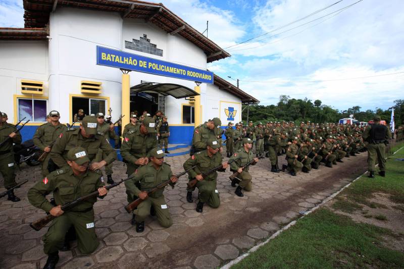 Cerca de 2.400 policiais militares que estão em processo de formação por meio dos Cursos de Formação de Praças (CFP), de Oficiais (CFO), de Habilitação de Oficiais (CHO) e de Adaptação de Oficiais (CHO). Durante a caminhada (foto), a Academia de Polícia Militar “Cel Fontoura” executou a primeira marcha administrativa para exercitar os pelotões do Curso de Formação de Oficiais (CFO) e do Curso de Adaptação de Oficiais da PMPA (CADO) nos deslocamentos a pé por longos percursos. A caminhada de 10 Km contou com a participação de 183 alunos da Academia de Polícia Militar.
FOTO: MÁCIO FERREIRA / AG. PARÁ
DATA: 15.02.2018
MARITUBA - PARÁ <div class='credito_fotos'>Foto: MÁCIO FERREIRA/ AG. PARÁ | <a href='/midias/2018/originais/d1dad07a-cb8f-41e3-abb3-bf5775090077.jpg' download><i class='fa-solid fa-download'></i> Download</a></div>