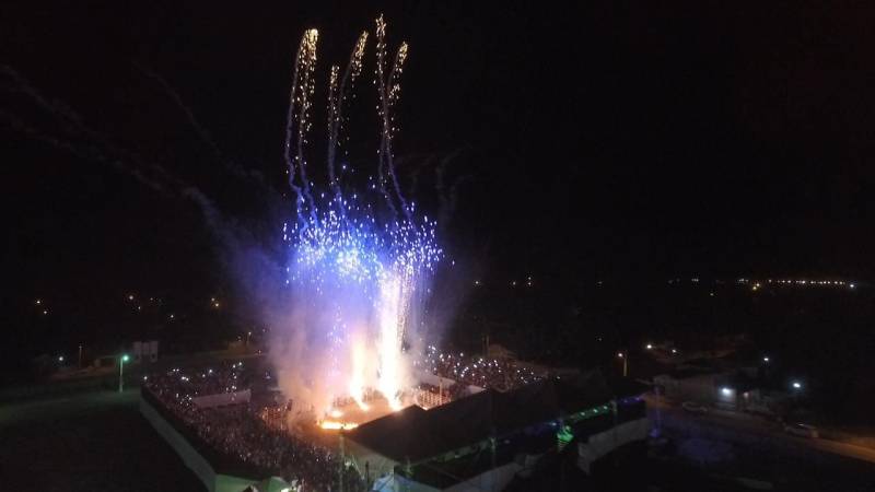 O Pará apresenta as potencialidades do seu rebanho, a partir desse mês, com as aberturas de feiras e exposições agropecuárias, que movimentam produtores rurais de todo o país, em busca de inovações no agronegócio e trocas de experiências. A maior feira do segmento do agronegócio, a 23ª Expo Carajás (foto), abriu as portas no dia 3, com uma cavalgada pelas ruas da cidade de Redenção, sul do estado, com a participação de 1.200 cavaleiros e amazonas. A expectativa de público é de 200 mil pessoas até o encerramento, neste sábado (9). A 23ª Expo Carajás ficou apenas dois anos sem ser realizada, mas retomou em 2017, ganhando força na edição de 2018, de acordo com Valteir Rezende, presidente da entidade organizadora do evento, o Sindicato Rural de Redenção, Bannach, Cumaru do Norte e Pau D’Arco (SRR). “Apesar da crise que estamos vivendo, há uma grande motivação no setor, principalmente dos patrocinadores, por se tratar de um evento muito importante para a economia do Pará, que atrai empresários de outros estados e muitas oportunidades de negócios para a região”, pontuou.
FOTO: ASCOM / PREFEITURA DE CARAJÁS
DATA: 08.06.2018
CARAJÁS - PARÁ <div class='credito_fotos'>Foto: ASCOM / PREFEITURA DE CARAJÁS | <a href='/midias/2018/originais/d1dcd655-abd9-40dd-a9da-53c763c6ca3a.jpg' download><i class='fa-solid fa-download'></i> Download</a></div>