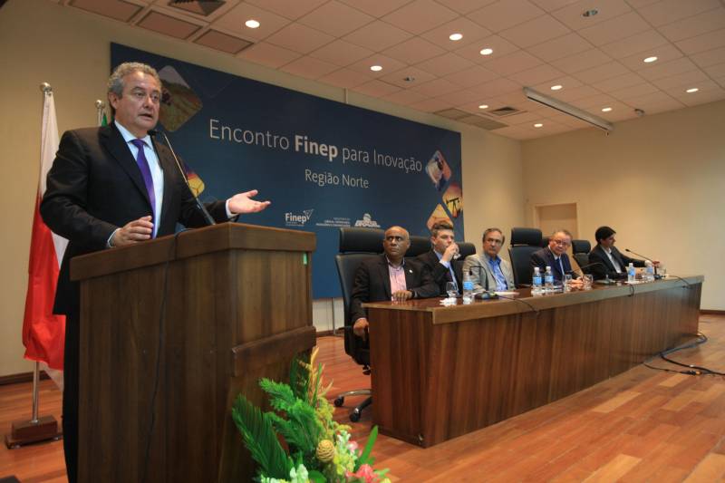 A maior financiadora de estudos e projetos da América Latina, a Financiadora de Estudos e Projetos (FINEP), abriu um escritório em Belém focado no desenvolvimento da pesquisa e inovação na região Norte. A FINEP é uma empresa pública brasileira de fomento à ciência, tecnologia e inovação em empresas, universidades, institutos tecnológicos e outras instituições públicas ou privadas, sediada no Rio de Janeiro.  A empresa é vinculada ao Ministério da Ciência e Tecnologia e Inovação. A inauguração ocorreu durante a abertura de “Encontro Finep para Inovação”. A abertura contou com a presença do Governador em Exercício Zequinha Marinho, do secretário de Estado de Ciência, Ciência, Tecnologia e Educação Técnica e Tecnológica, Alex Fiuza de Melo e contou com a participação de autoridades do Ministério da Ciência, Tecnologia, Inovações e Comunicações (Mctic), da Finep, do Governo do Estado do Pará, além de representantes de instituições locais. Na foto, o presidente nacional da Finep, Ronaldo Camargo (cabelos brancos).

FOTO RODOLFO OLIVEIRA / AG. PARÁ
DATA: 19.12.2018
BELÉM - PARÁ
 <div class='credito_fotos'>Foto: Rodolfo Oliveira/Ag. Pará   |   <a href='/midias/2018/originais/d1de0b5b-397f-4898-910f-360c317f3b3c.jpg' download><i class='fa-solid fa-download'></i> Download</a></div>