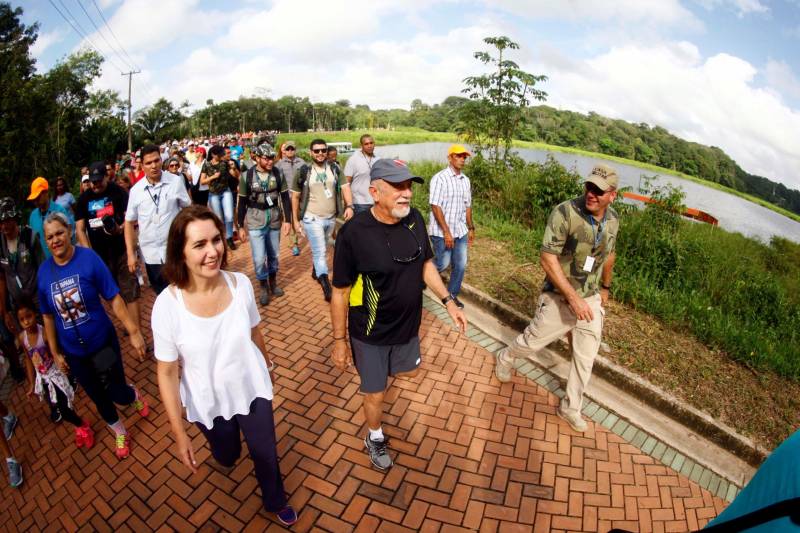 Uma reabertura feita a milhares de mãos. A fita inaugural colocada no inicio da trilha principal do Parque do Utinga foi rompida por mais de cinco mil pessoas ansiosas pelo inicio da caminhada, marcando o segundo dia da programação de reabertura do mais novo espaço paraense de lazer e interatividade com a natureza. Misturado aos populares, o governador Simão Jatene andou os quatro quilômetros que separam a entrada do parque ao seu ponto final, o Recanto da Volta.
FOTO: THIAGO GOMES / AG. PARÁ
DATA: 17.03.2018
BELÉM - PARÁ <div class='credito_fotos'>Foto: Thiago Gomes /Ag. Pará | <a href='/midias/2018/originais/d1e579e0-b492-4227-8b4d-2f788cdb8fe9.jpg' download><i class='fa-solid fa-download'></i> Download</a></div>