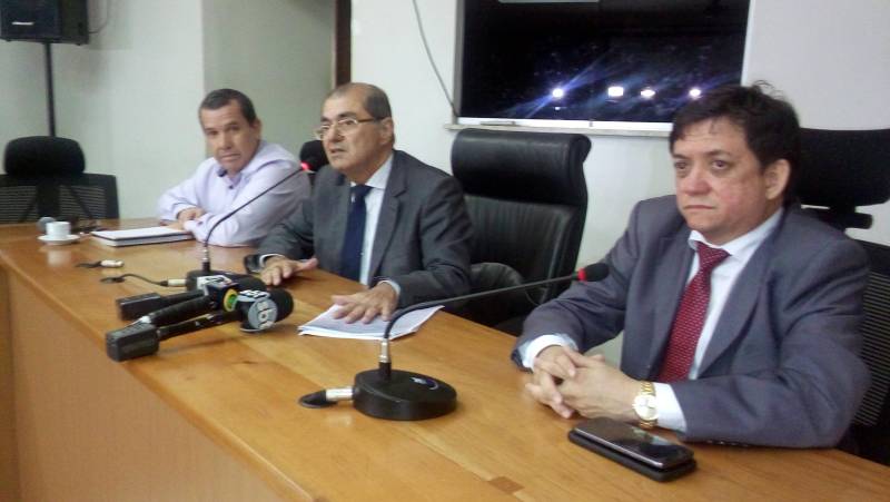 A Secretaria de Segurança Pública e Defesa Social (SEGUP), através de seu titular, Luiz Fernandes Rocha (c), esclareceu à imprensa, em entrevista coletiva na noite desta segunda-feira (12), que houve resposta da SEGUP ao promotor de justiça militar, Armando Brasil, em relação ao pedido de garantia de vida para algumas lideranças de Barcarena, por denúncias de crime de invasão de domicílio de uma das vítimas por parte de policiais militares. À época da comunicação, em janeiro deste ano, a SEGUP respondeu ao promotor que, de acordo com a Lei 8.444, de 6 de dezembro de 2017, a porta de entrada para a proteção de pessoas ameaçadas se dá através da Secretaria de Justiça e Direitos Humanos (SEJUDH), que encaminha cada caso para avaliação através do Conselho do Programa de Proteção aos Defensores de Direitos Humanos do Estado do Pará, no qual tem assento diversos órgãos, inclusive o próprio Ministério Público, que estava de posse da denúncia e também poderia ter encaminhado o caso à SEJUHDH.
FOTO: ASCOM / SEGUP
DATA: 12.03.2018
BELÉM - PARÁ <div class='credito_fotos'>Foto: Ascom Segup | <a href='/midias/2018/originais/d1ec40d8-9fd5-4300-a86f-3cd30727923d.jpg' download><i class='fa-solid fa-download'></i> Download</a></div>
