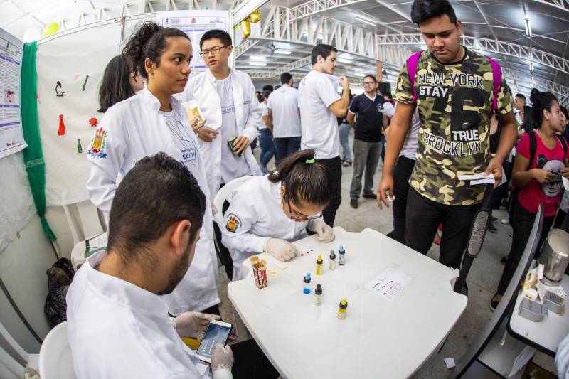 Durante toda esta quinta-feira, 10, a Feira Vocacional da Universidade do Estado do Pará (Uepa) recebeu a visita de estudantes do ensino médio de escolas públicas e particulares da Região Metropolitana de Belém. Cada graduação da Uepa tinha um estande no hall de exposição do Centro Cultural Tancredo Neves (Centur), tudo para que os estudantes pudessem conhecer mais sobre os cursos, a atuação dos profissionais formados e o desenho curricular das disciplinas.
FOTO: NAILANA THIELY / ASCOM UEPA
DATA: 10.05.2018
BELÉM - PARÁ <div class='credito_fotos'>Foto: Nailana Thiely / Ascom Uepa | <a href='/midias/2018/originais/d1f4273c-1b3d-4b0d-98ce-fc6fbf649f70.jpg' download><i class='fa-solid fa-download'></i> Download</a></div>
