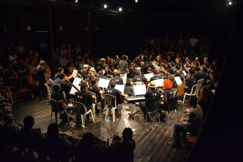 Um repertório inteiro baseado na obra de Jacob do Bandolim, muitos sorrisos e uma plateia extremamente participativa e atenta. Assim foi a noite da última sexta-feira, 4, no Teatro Experimental Waldemar Henrique, na Praça da República, em Belém. O espetáculo (foto) promovido por mais de 45 músicos foi o encerramento do primeiro módulo do projeto, uma iniciativa da Fundação Cultural do Pará que desde 2006 reúne músicos em vários estágios de aprendizado e de várias idades - dos 13 aos 60 - e difunde o choro como um dos principais estilos musicais paraenses.
FOTO: ASCOM / FCP
DATA: 05.05.2018
BELÉM - PARÁ <div class='credito_fotos'>Foto: ASCOM FCP | <a href='/midias/2018/originais/d20b57fb-ae0c-412c-85e5-91a82d0fc50b.jpg' download><i class='fa-solid fa-download'></i> Download</a></div>