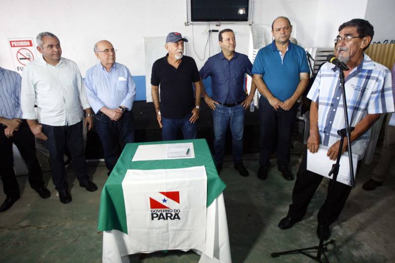O distrito de Alter do Chão, destino turístico internacional onde fica a praia que já foi eleita a mais bonita do Brasil, recebe investimentos do governo do Estado nas áreas de infraestrutura e saneamento básico. O governador Simão Jatene, que cumpre agenda em três municípios do oeste paraense nesta sexta-feira (9) e sábado (10), assinou nesta sexta a ordem de serviço que autoriza o início da construção do novo sistema de abastecimento de água da vila, localizada a cerca de 28 quilômetros de Santarém. Orçada em R$ 11 milhões, a obra vai levar água de qualidade aos mais de sete mil habitantes da comunidade. Com o novo sistema de captação e tratamento de água, a meta é alcançar 100% dos imóveis no distrito. Segundo o presidente da Companhia de Saneamento do Pará (Cosanpa), Cláudio Conde, a obra é uma implantação pioneira em Alter do Chão, já que será o primeiro sistema do tipo fora de um núcleo urbano. O contrato com a empresa executora foi assinado na quinta-feira (8). A previsão é que os trabalhos sejam iniciados imediatamente e concluídos no prazo de 18 meses.
FOTO: THIAGO GOMES / AG. PARÁ
DATA: 09.03.2018
SANTARÉM - PARÁ <div class='credito_fotos'>Foto: Thiago Gomes /Ag. Pará | <a href='/midias/2018/originais/d21389fe-11b0-4674-977c-558e237c7aee.jpg' download><i class='fa-solid fa-download'></i> Download</a></div>