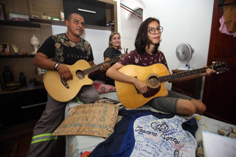 Se passar em uma universidade pública, competindo com jovens que estudam em escolas particulares e têm o reforço dos cursinhos preparatórios, já é difícil, imagine passar em três processos seletivos diferentes em universidades públicas. Essa foi a proeza de Pedro Castro. Com apenas 17 anos, ele passou em Engenharia Florestal na Universidade Federal Rural da Amazônia (Ufra), em Biomedicina na Universidade Federal do Pará, e em Engenharia Biomédica, também na UFPA, curso este pelo qual optou.
FOTO: SIDNEY OLIVEIRA / AG. PARÁ
DATA: 14.02.2018
BELÉM - PARÁ <div class='credito_fotos'>Foto: Sidney Oliveira/Ag. Pará | <a href='/midias/2018/originais/d2153a1d-172c-42b5-b6eb-706afb84bcc4.jpg' download><i class='fa-solid fa-download'></i> Download</a></div>